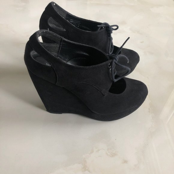 Call it Spring Wedges - Picture 2 of 3